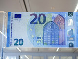 Еврозона завершает подготовку к вводу новой банкноты в 20 евро
