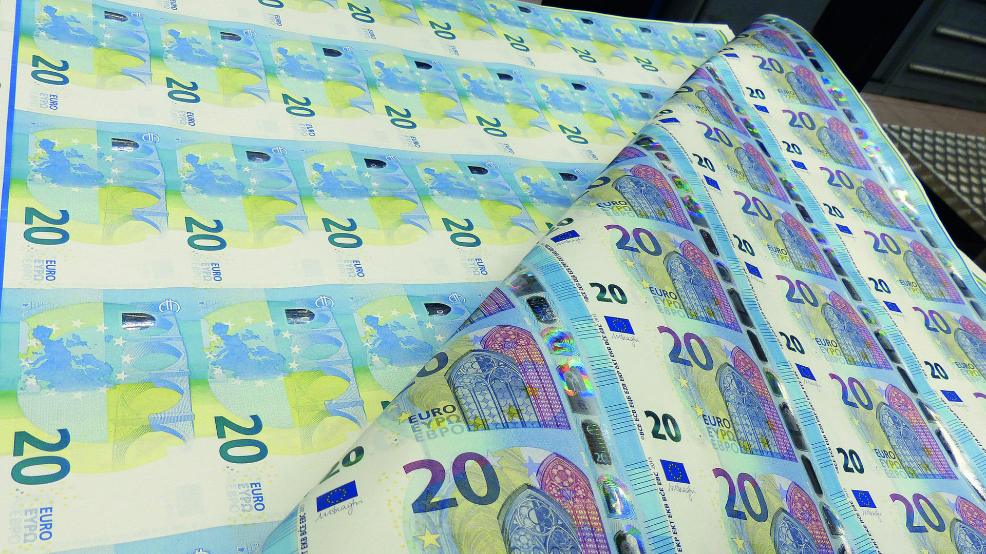 Єврозона завершує підготовку до введення нової банкноти в 20 євро