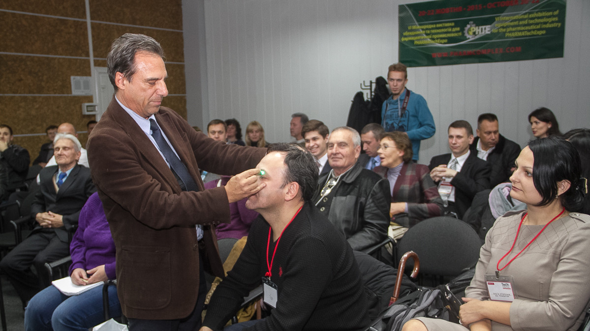 Ігор Плюто продемонстрував прилад для обстеження сітківки ока