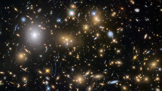 Всего астрономы обнаружили более 250 небольших галактик, которые существовали в промежуток от 600 до 900 миллионов лет после Большого Взрыва