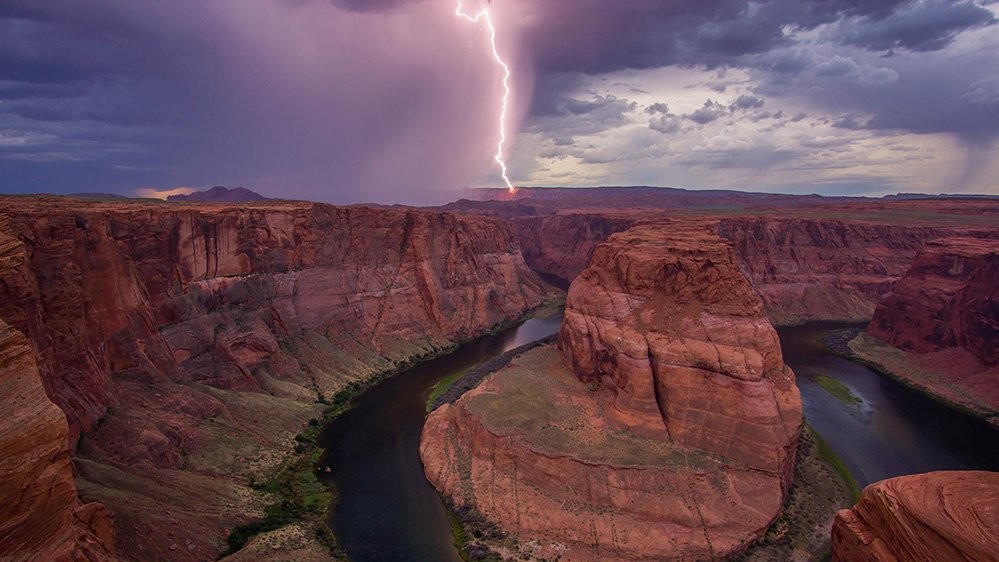 Молния над горами. Автор Джей Чо