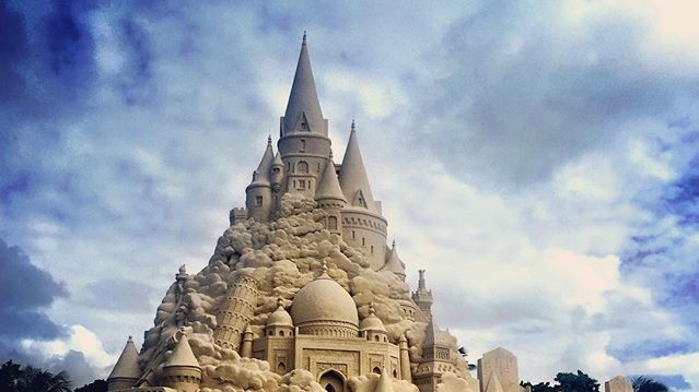 Величезний піщаний замок