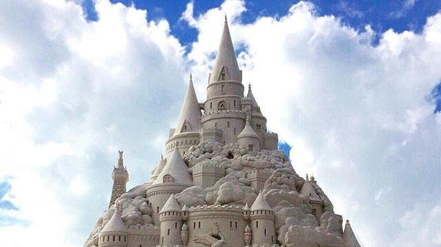 Величезний піщаний замок