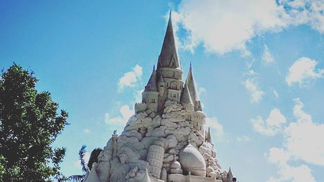 Величезний піщаний замок