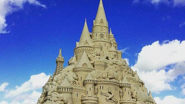 Величезний піщаний замок