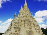 Огромный песчаный замок