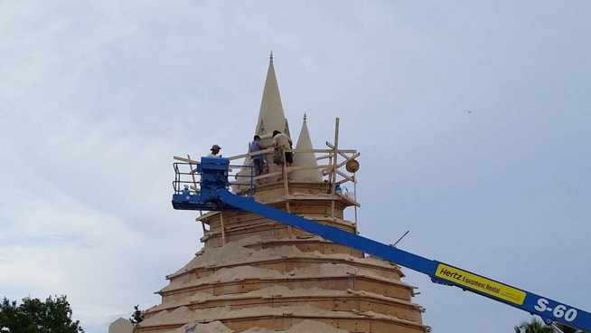 Величезний піщаний замок