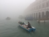 Венеция в тумане приобретает загадочный вид