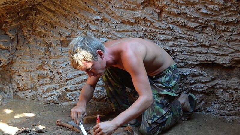 Люди в науке. Зачистка захоронения катакомбной культуры на раскопках курганного могильника, с. Дмитровка, Запорожская область. Автор Каира Федор