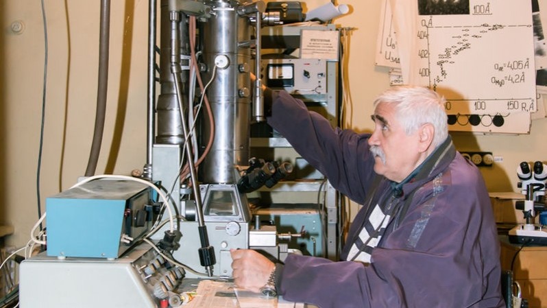 Люди в науке. Трансмиссионный электронный микроскоп (Институт Физики НАН Украины). Автор ValerieDesign