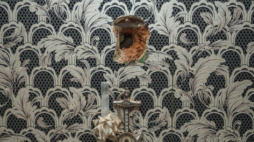 Слід від осколка в стіні