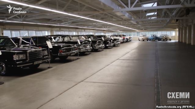 Суд заарештував 27 ретро-автомобілів президента-втікача