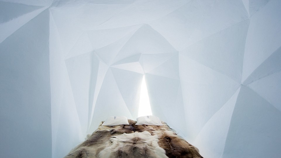 Зупинитися в крижаному готелі можна з грудня по квітень.