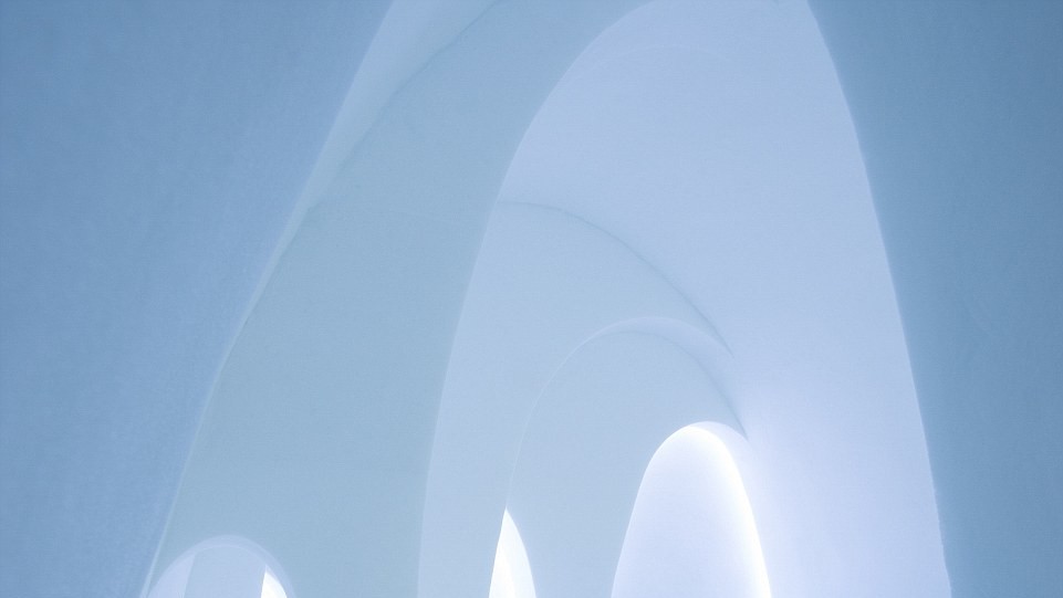 Зупинитися в крижаному готелі можна з грудня по квітень.