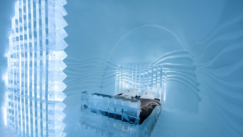 Зупинитися в крижаному готелі можна з грудня по квітень.