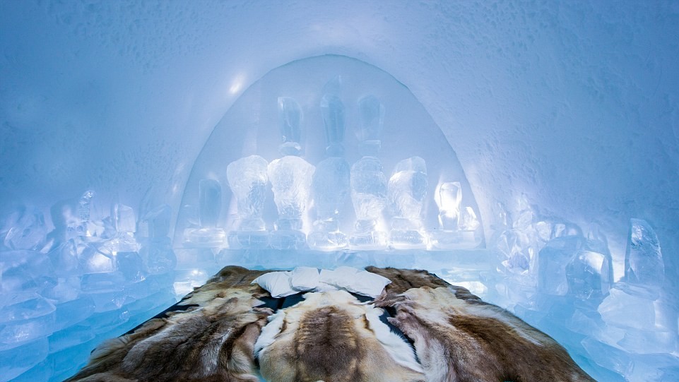 Зупинитися в крижаному готелі можна з грудня по квітень.