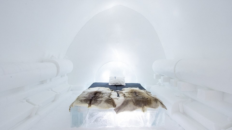 Зупинитися в крижаному готелі можна з грудня по квітень.