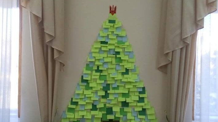 Ялинка в кабінеті віце-губернатора Одеси Марії Гайдар зроблена з листочків з нагадуваннями