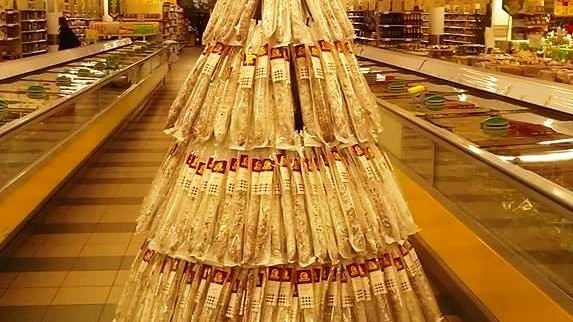 Ялинка в київському супермаркеті зроблена з ковбаси