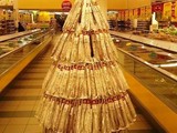 Елка в киевском супермаркете сделана из колбасы