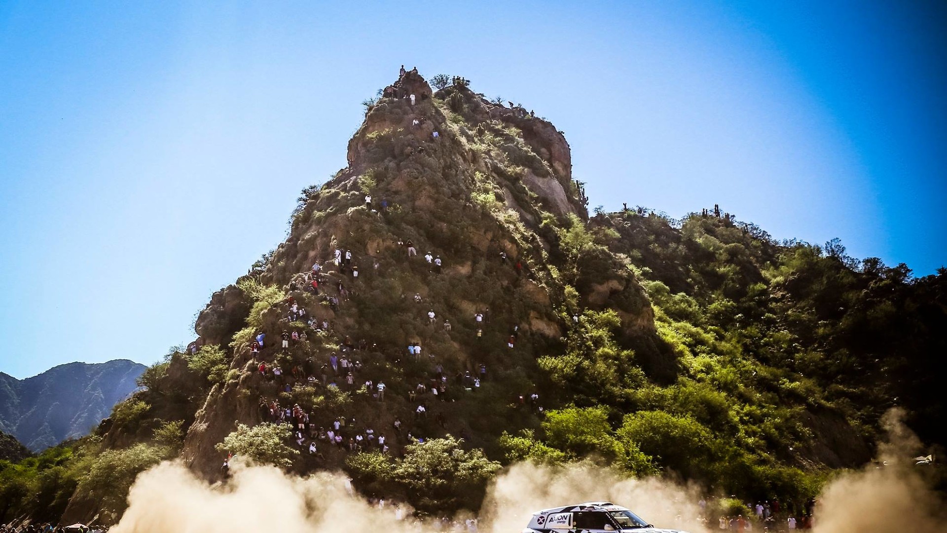 Пилоты преодолевают трудный маршрут