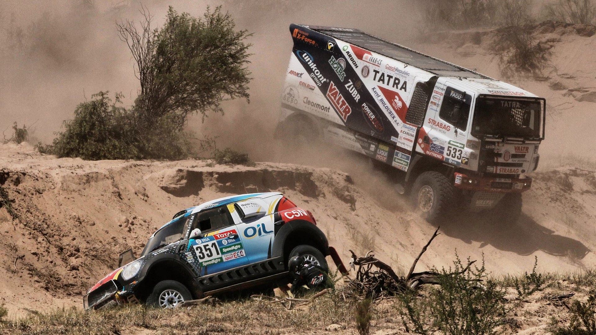 Пилоты преодолевают трудный маршрут