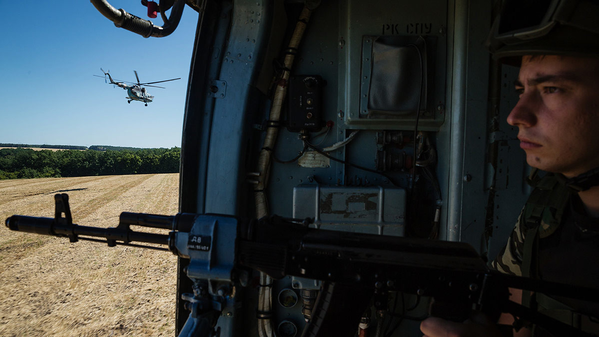Вид на вертолет МИ-8 с президентом во время визита в Славянск в августе 2015 года