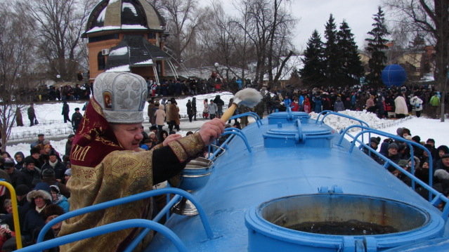 В Гидропарке освятили цистерны с водой "Киевводоканала"