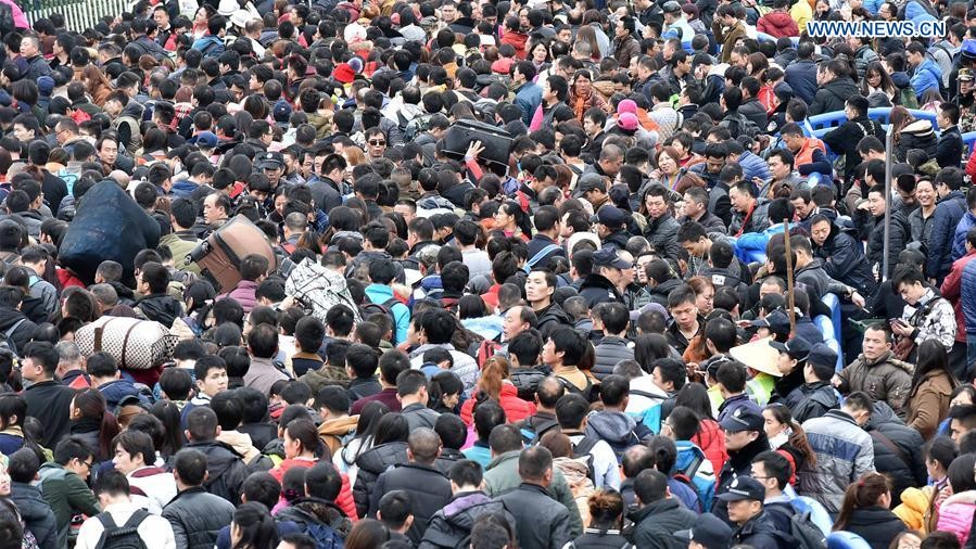 На вокзалі натовпу людей