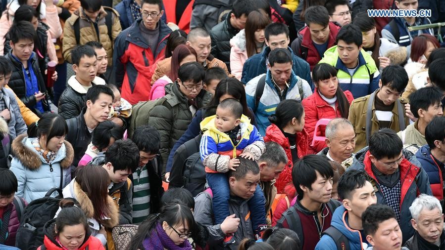 На вокзалі натовпу людей