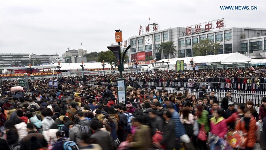 На вокзалі натовпу людей