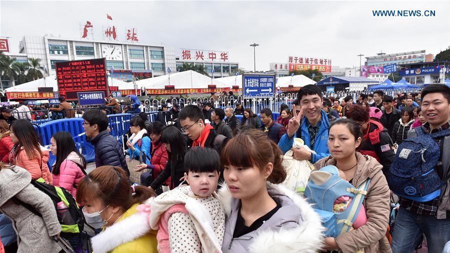 На вокзалі натовпу людей