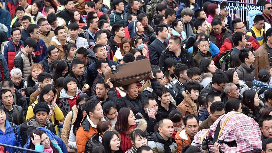 На вокзалі натовпу людей