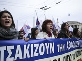 Греки выступают против пенсионной реформы, сокращающей пенсии и увеличивающей взносы