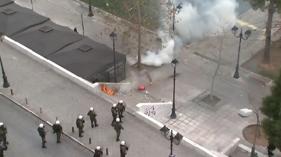 Греки выступают против пенсионной реформы, сокращающей пенсии и увеличивающей взносы