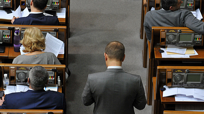 Рада признала работу Кабмина в 2015 году неудовлетворительной, но не смогла отправить его в отставку