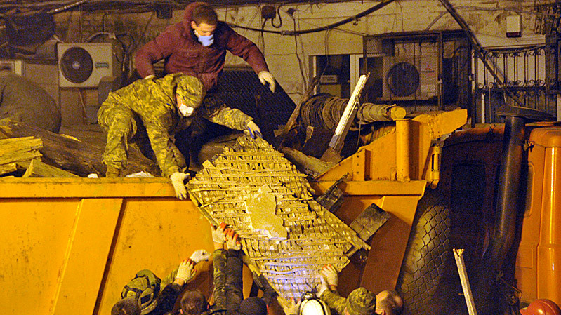 Під завалами в Шевченківському районі Києва відселеного п'ятиповерхового будинку можуть бути ще одна або дві людини