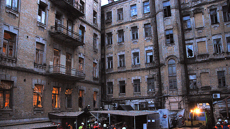 Під завалами в Шевченківському районі Києва відселеного п'ятиповерхового будинку можуть бути ще одна або дві людини