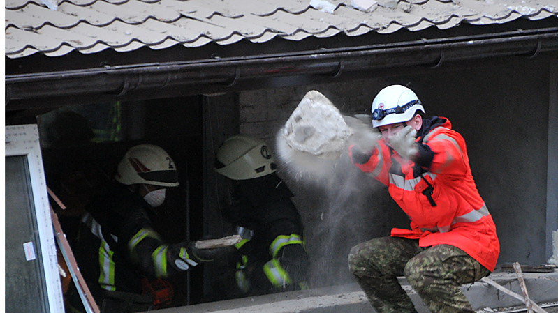 Під завалами в Шевченківському районі Києва відселеного п'ятиповерхового будинку можуть бути ще одна або дві людини