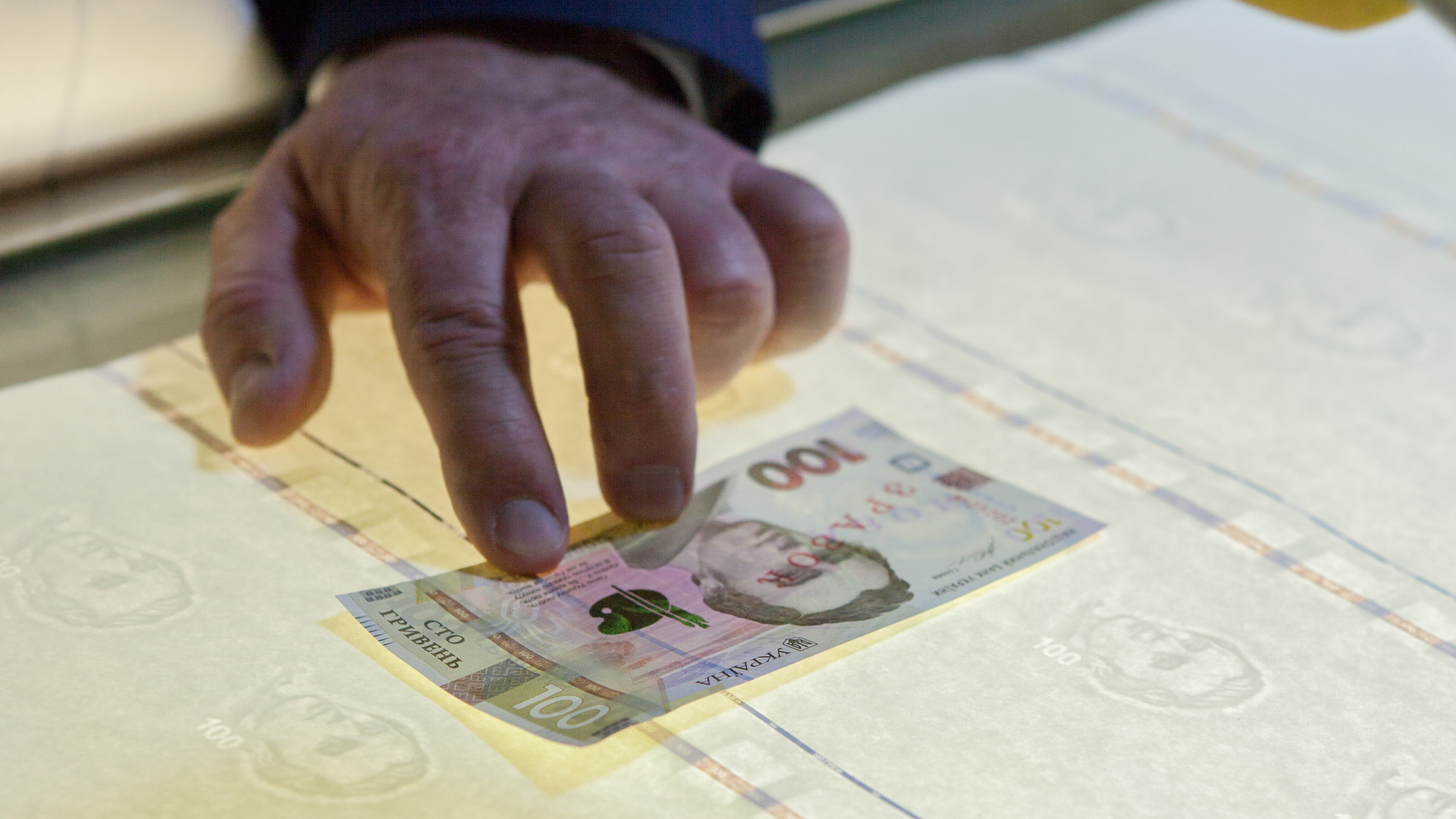 НБУ будет печатать гривни на бумаге из украинского льна