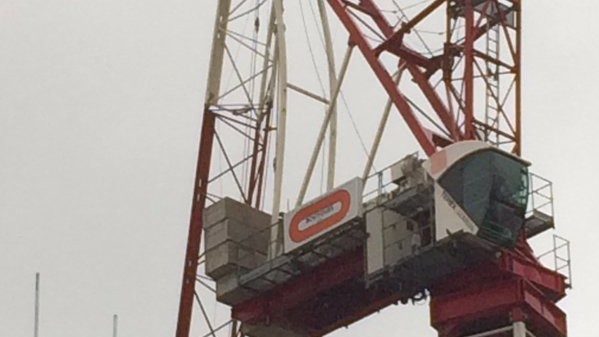 Вітер погнув кран