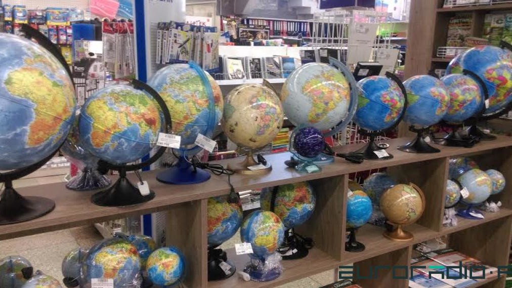 Глобусы продаются в магазине Могилева