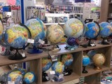 Глобусы продаются в магазине Могилева