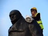 Члени "Грінпіс" прикріпили маски на пам'ятники в Лондоні