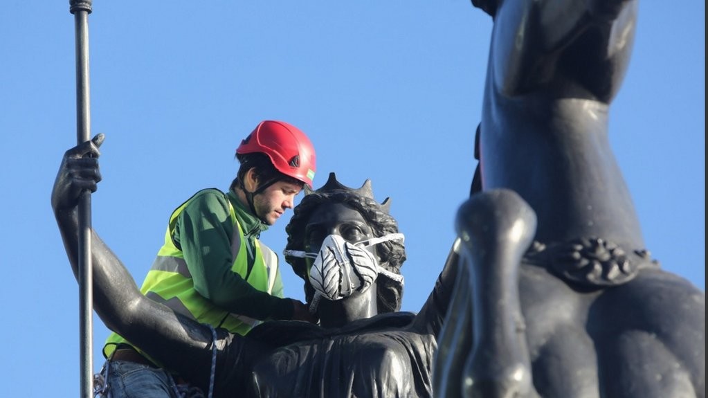 Члени "Грінпіс" прикріпили маски на пам'ятники в Лондоні