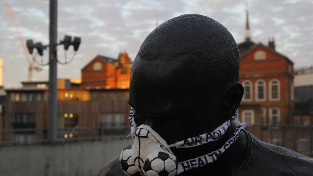 Члени "Грінпіс" прикріпили маски на пам'ятники в Лондоні