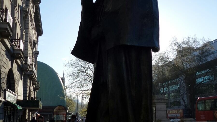 Члени "Грінпіс" прикріпили маски на пам'ятники в Лондоні