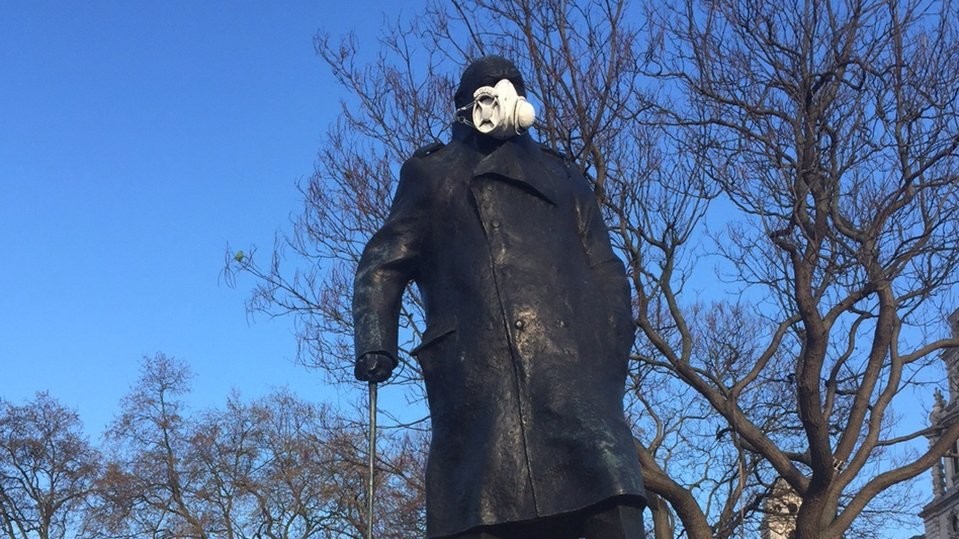 Члени "Грінпіс" прикріпили маски на пам'ятники в Лондоні