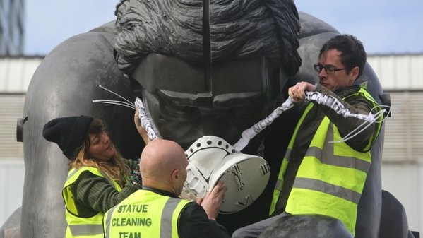 Члени "Грінпіс" прикріпили маски на пам'ятники в Лондоні