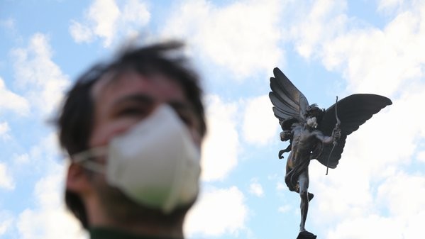 Члени "Грінпіс" прикріпили маски на пам'ятники в Лондоні